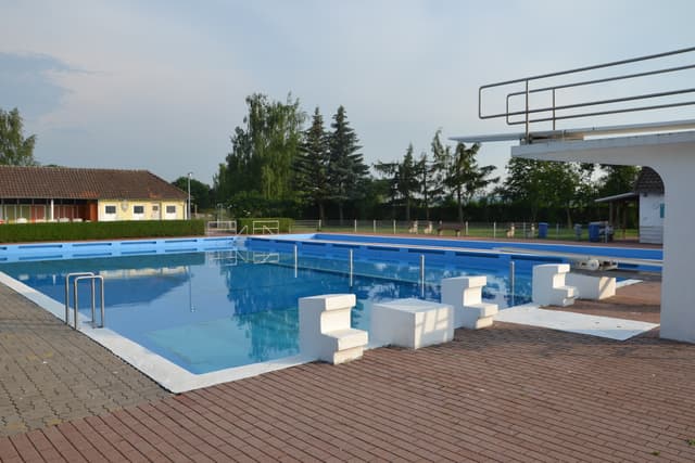 Schwimmbecken 02